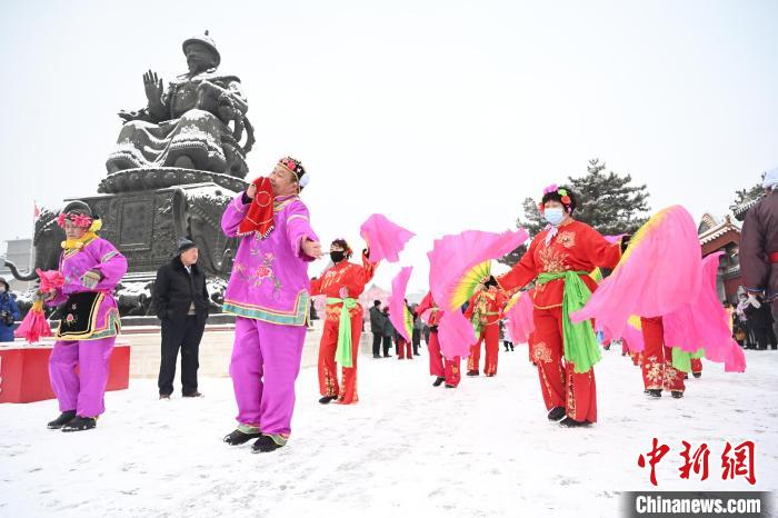 呼和浩特迎農(nóng)歷虎年首場降雪秧歌隊(duì)雪中起舞