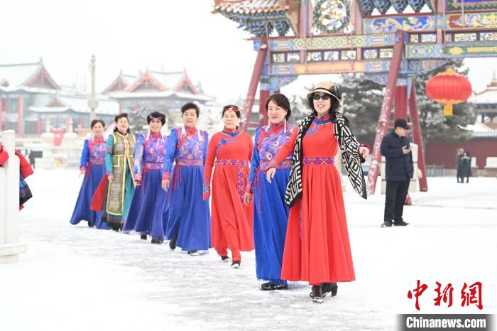 2月13日，老年人在呼和浩特市大召廣場拍照“打卡”。　劉文華 攝