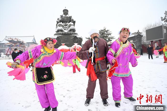 2月13日，秧歌隊(duì)在呼和浩特市大召廣場雪中起舞?！⑽娜A 攝