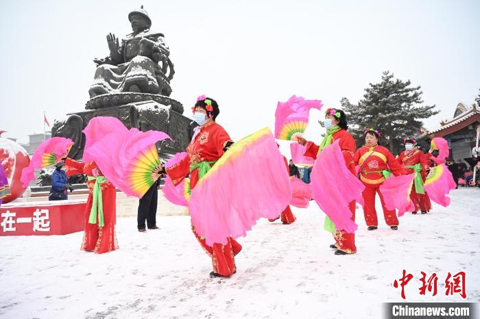 2月13日，秧歌隊(duì)在呼和浩特市大召廣場雪中起舞?！⑽娜A 攝