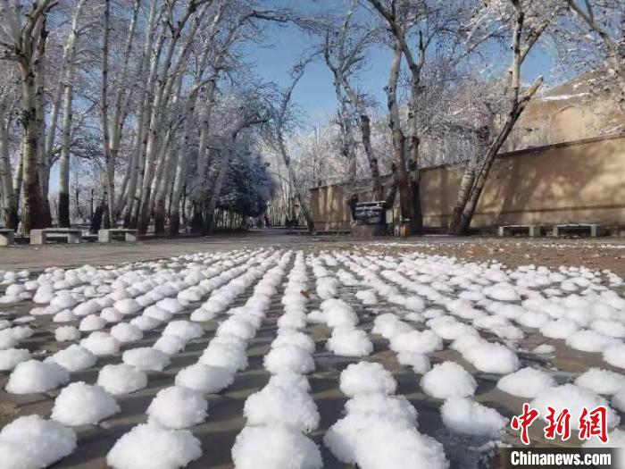 圖為春雪過后的莫高窟美不勝收?！≈鼙笕?攝