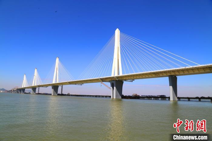 建設(shè)中的珠海金海特大橋。　孟慶虎 攝