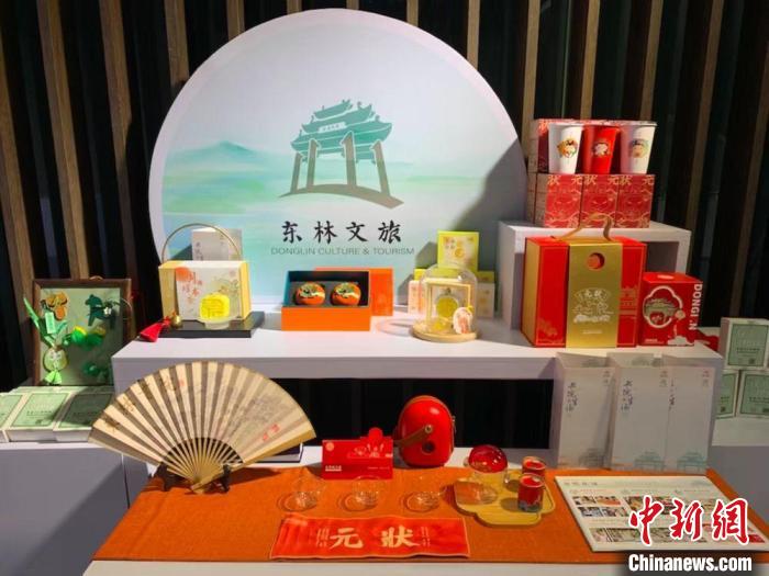 發(fā)展論壇現(xiàn)場展出的無錫城市文創(chuàng)作品?！O權(quán) 攝