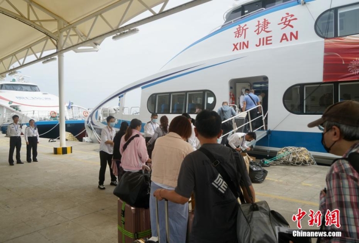 圖為乘客登船準(zhǔn)備從廈門啟航前往金門。福建海事 供圖