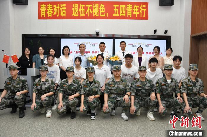 受邀功臣同師生代表合影。　漳州市退役軍人事務(wù)局供圖