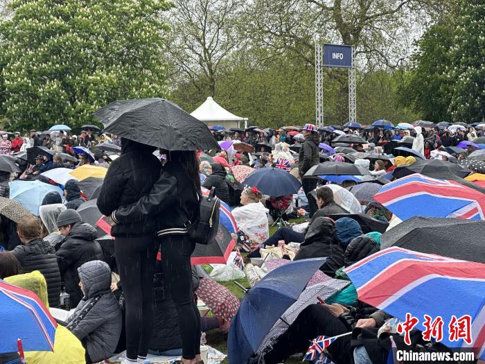 當?shù)貢r間5月6日，英國國王查爾斯三世的加冕儀式舉行。民眾雨中觀看儀式?！W陽開宇 攝