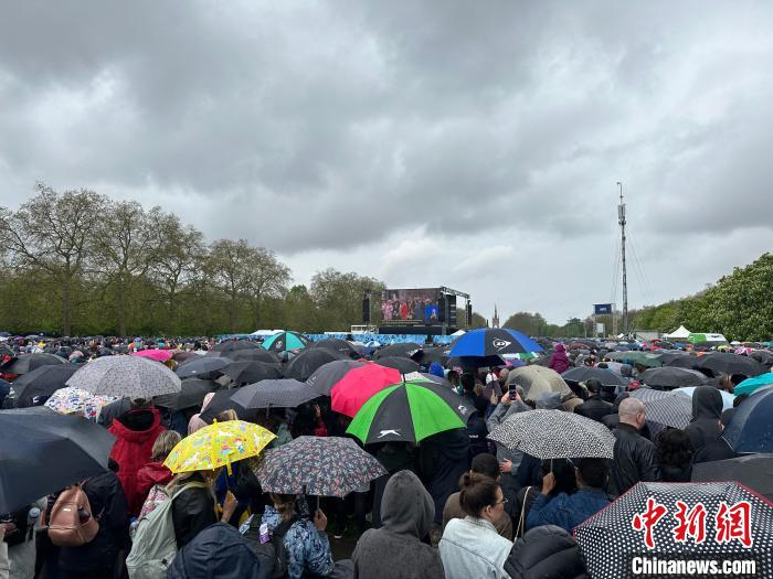 當?shù)貢r間5月6日，英國國王查爾斯三世的加冕儀式舉行。民眾雨中觀看儀式?！W陽開宇 攝