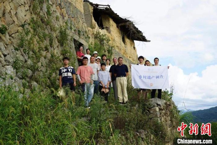 杜曉帆與該中心教師團(tuán)隊(duì)調(diào)研足跡遍布全中國(guó)各省市800多個(gè)城鄉(xiāng)聚落、文化景觀等?！?fù)旦大學(xué)國(guó)土與文化資源研究中心供圖