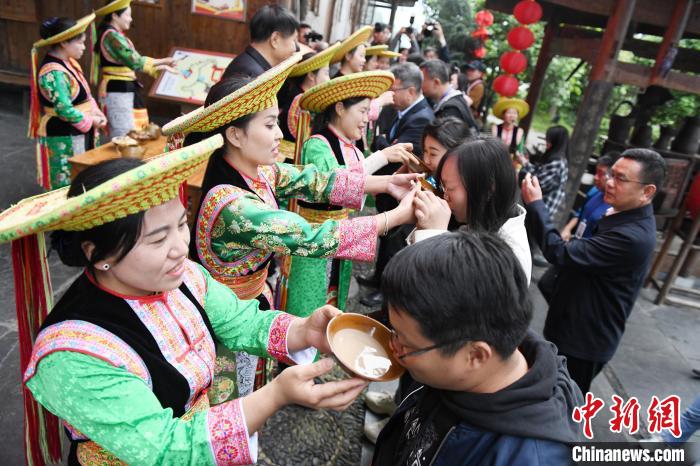 楓香瑤寨村民用攔門酒熱情迎接客人?！钊A峰 攝