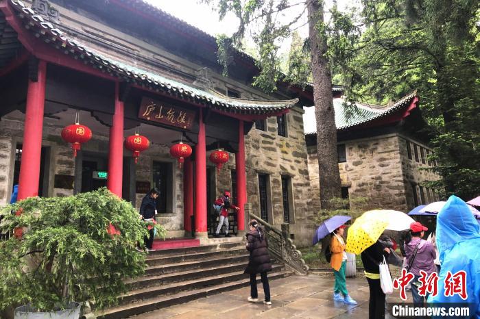 圖為在廬山抗戰(zhàn)博物館外，有不少等待參觀的游客。　吳鵬泉 攝