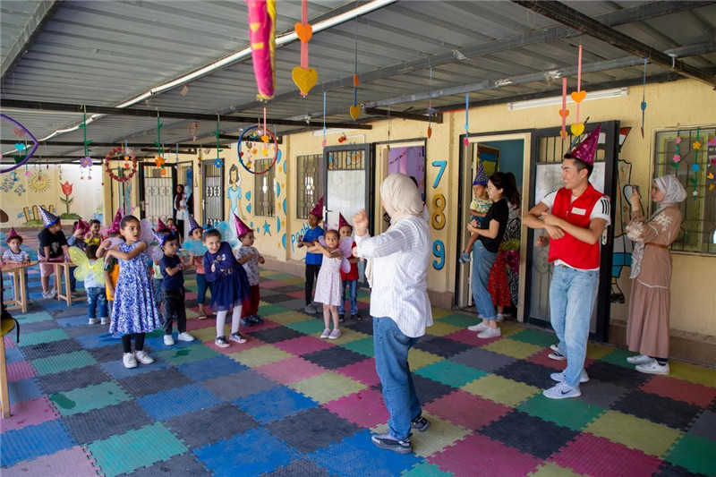 圖為中埃青年志愿者在埃及新開(kāi)羅幼兒園開(kāi)展“志愿服務(wù)伴成長(zhǎng)，中埃攜手慶六一”活動(dòng)。中建埃及分公司供圖