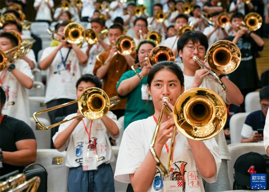 8月1日，在第九屆中國國際低音銅管藝術(shù)節(jié)的一場公益大師課上，低音銅管樂器愛好者在練習(xí)長號。新華社記者 劉潺 攝