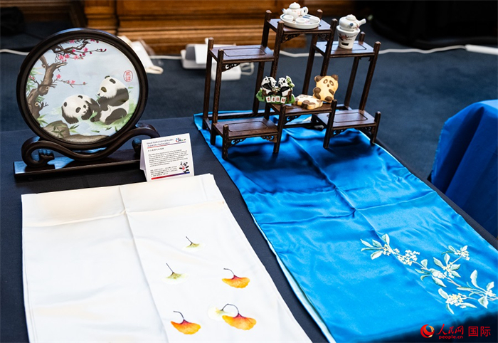 活動現(xiàn)場的現(xiàn)場文創(chuàng)展、互動體驗(yàn)區(qū)、非遺區(qū)展示。人民網(wǎng) 郭錦標(biāo)攝