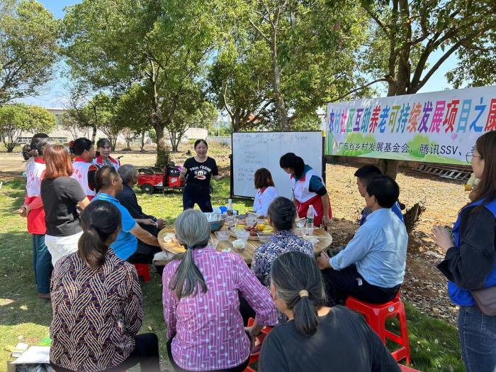 10月23日，廣東韶關(guān)農(nóng)村的互助養(yǎng)老探索，結(jié)合仁化縣董塘鎮(zhèn)新龍村的重陽(yáng)節(jié)活動(dòng)，將村支書、婦女主任、項(xiàng)目管理人員、新龍村助老員、村民志愿者、健康熱心的老人聚集在一起。 受訪者供圖