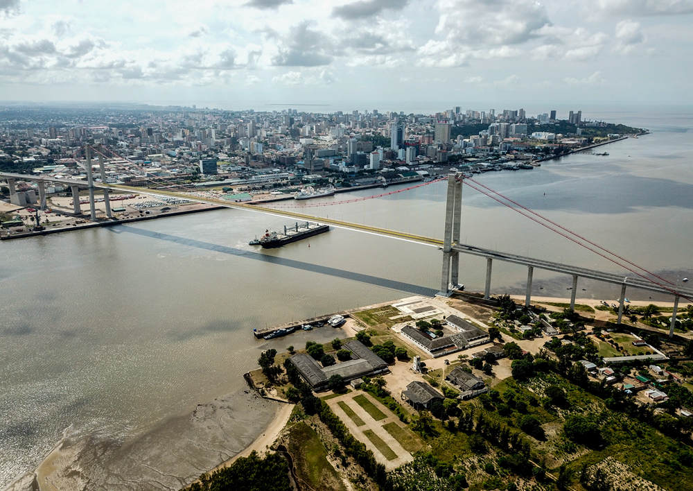 這是2019年4月8日在莫桑比克首都馬普托拍攝的馬普托大橋（無人機照片）。新華社記者 張宇 攝