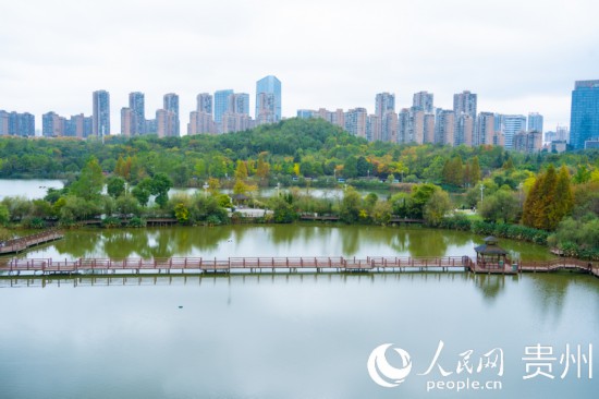 秋日時(shí)節(jié)，觀山湖公園景色美不勝收。人民網(wǎng) 陽茜攝