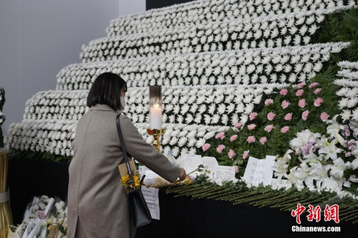 當(dāng)?shù)貢r間11月1日23時45分許，韓國民眾在位于首爾廣場的集體焚香所悼念梨泰院踩踏事故遇難者。 <a target='_blank' href='/'><p  align=