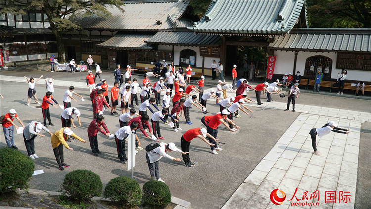 開跑前，中日青少年一起做熱身運動。人民網(wǎng) 蔣曉辰攝