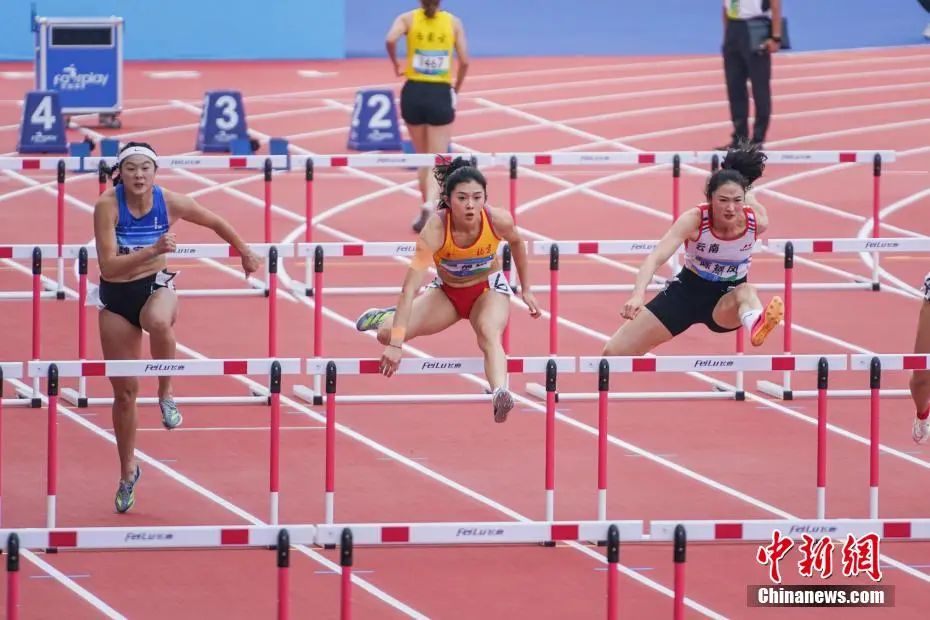 第一屆全國學生(青年)運動會田徑女子大學乙組100米欄決賽中，吳艷妮輕松奪冠。圖為吳艷妮在比賽中。陳冠言 攝