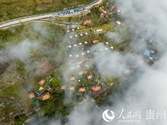 航拍掩映在晨間薄霧中的“花都里·化屋野奢度假營地“。人民網(wǎng) 陽茜攝