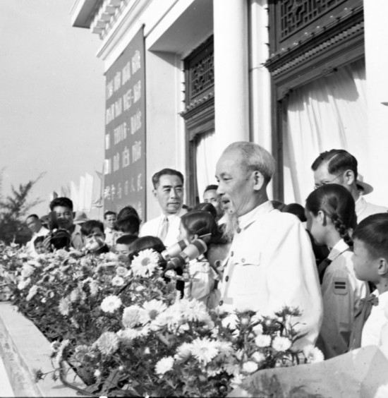 1960年5月13日，河內(nèi)市八萬市民舉行盛大集會(huì)，歡迎周恩來總理。圖為胡志明主席、周恩來總理在大會(huì)主席臺(tái)上。