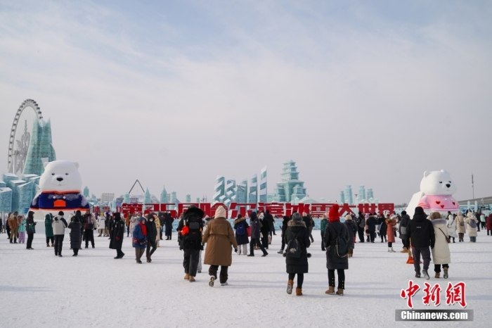 1月4日，第25屆哈爾濱冰雪大世界內(nèi)的冰雕吸引游客觀看。白天的冰雪大世界，游客仿佛置身現(xiàn)實(shí)版“冰雪奇緣”。<a target='_blank' href='/'><p  align=