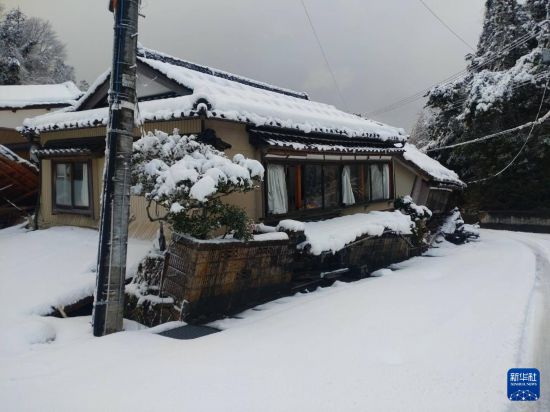 這是1月8日拍攝的日本能登半島地震災區(qū)珠洲市的街景。