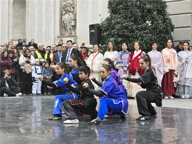 當?shù)匚湫g(shù)學院進行武術(shù)表演。張錫琪攝