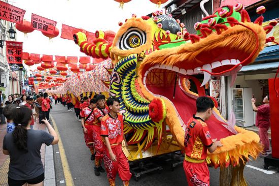 2月1日，由馬來西亞和中國的100多名青少年組成的舞龍隊(duì)在馬來西亞馬六甲市雞場(chǎng)街上共舞一條近200米的“長龍”。這是活動(dòng)現(xiàn)場(chǎng)的“長龍”。新華社記者程一恒攝