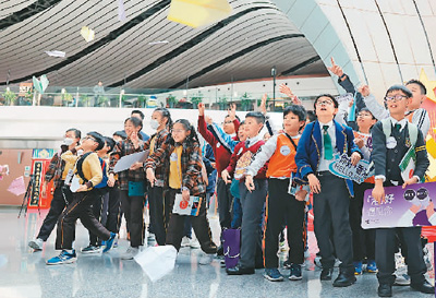 大興機(jī)場迎來香港快運(yùn)航空首航  香港師生感受內(nèi)地發(fā)展脈動