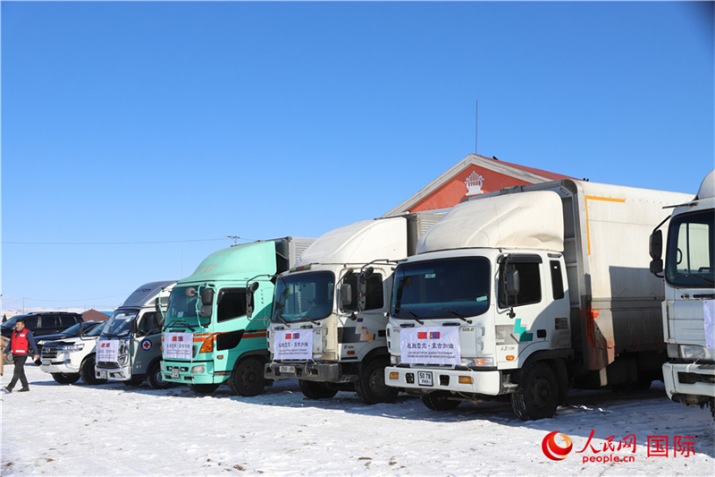 6.3月18日，滿載賑災(zāi)物資卡車在中央省額爾登縣整裝待發(fā)。人民網(wǎng)記者 霍文攝