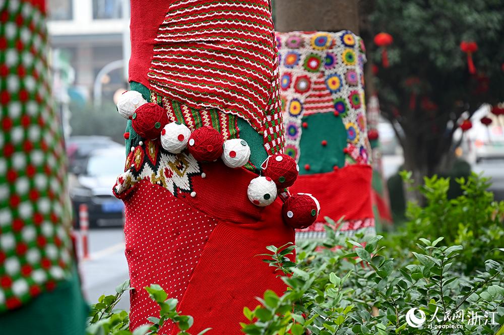 杭州市拱墅區(qū)獅虎橋路上的行道樹“穿”上了新裝。人民網(wǎng) 葉賓得攝