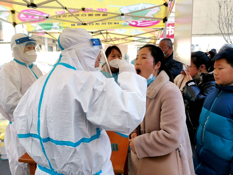 連云港贛榆區(qū)抽調近500名醫(yī)務人員開展核酸檢測。朱代桂攝