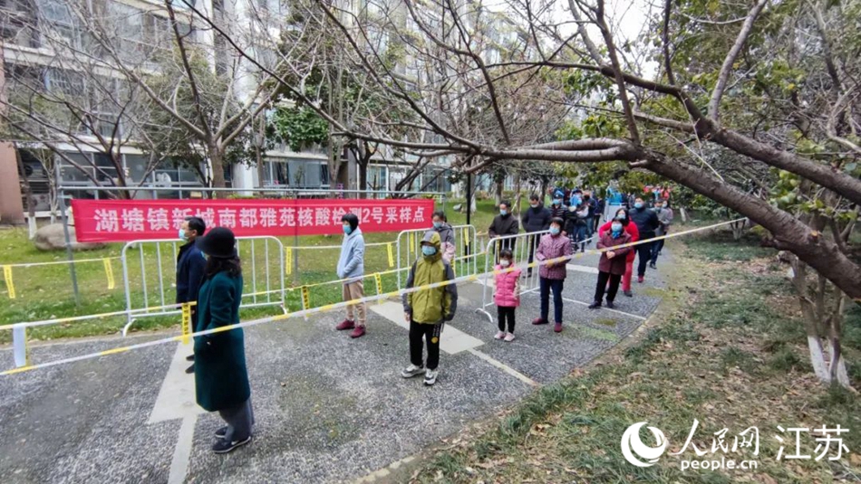 湖塘鎮(zhèn)黨員干部定點、定人、定崗、定責保障核酸檢測有序進行。 武進區(qū)委宣傳部供圖