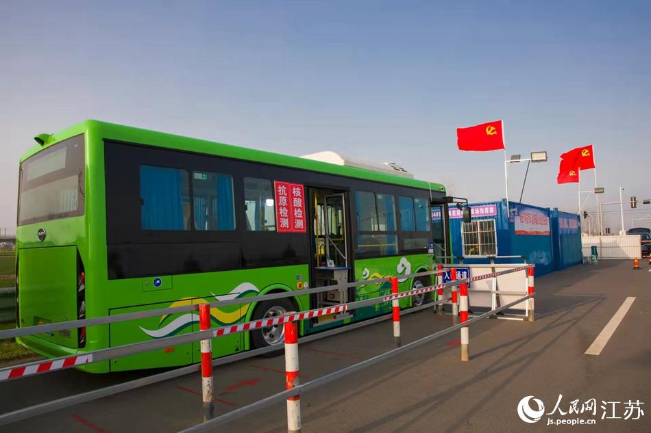 淮安市客總汽車運(yùn)輸有限公司調(diào)集兩部車況最佳“核酸采樣流動(dòng)車”，組建黨員“先鋒崗”。紀(jì)星名攝