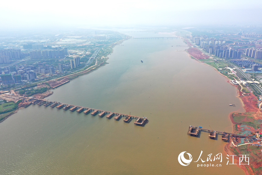 航拍九龍湖過江大橋，該橋是南昌第七座跨贛江通道。 人民網(wǎng) 時(shí)雨攝