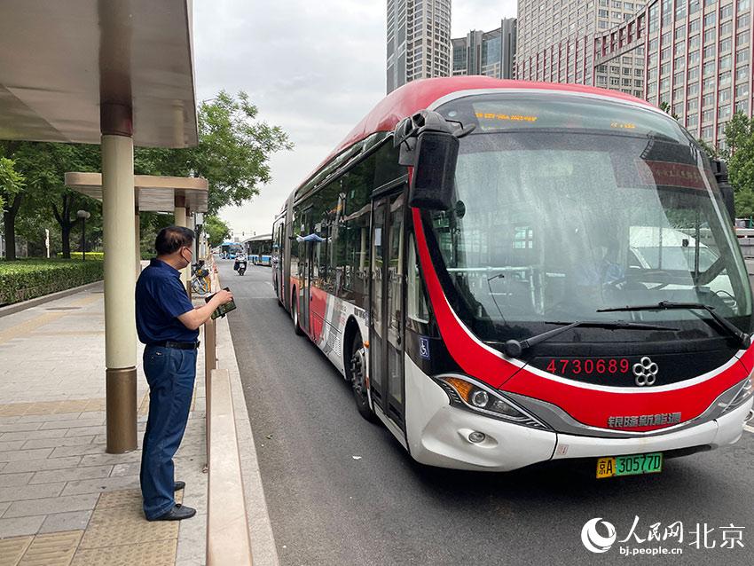 北京1路公交車駛進八王墳西站，此前各路公交經(jīng)過該站時均甩站通過，今起該站回復(fù)正常上下客。人民網(wǎng) 尹星云攝