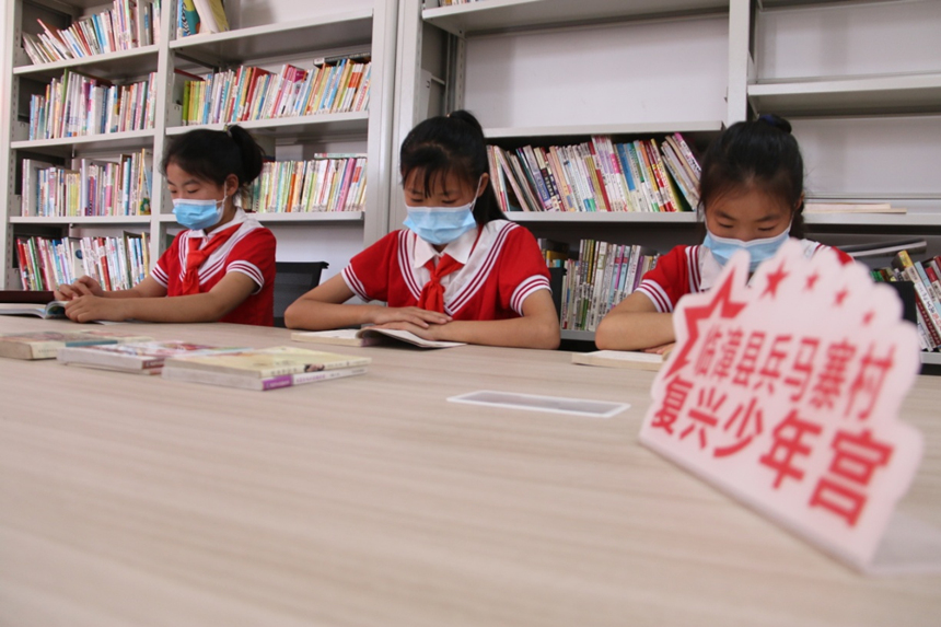 河北省臨漳縣柏鶴集鄉(xiāng)兵馬寨村復(fù)興少年宮，孩子們在閱覽室讀書。 申志好攝