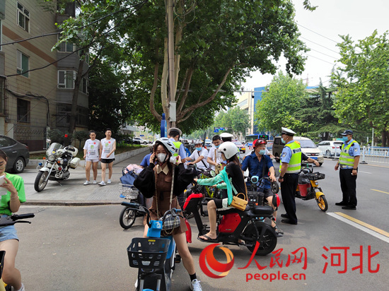 石家莊交警在查處非機(jī)動車違章。人民網(wǎng)祝龍超攝