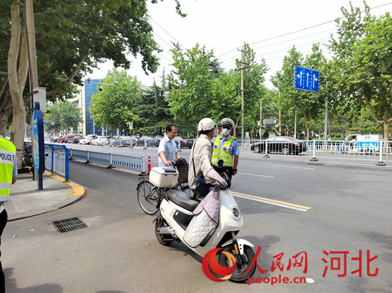 石家莊交警在查處非機(jī)動車違章。人民網(wǎng)祝龍超攝