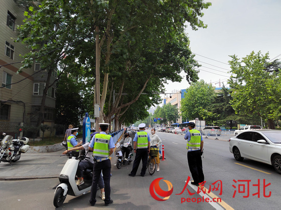 石家莊交警在查處非機(jī)動車違章。人民網(wǎng)祝龍超攝