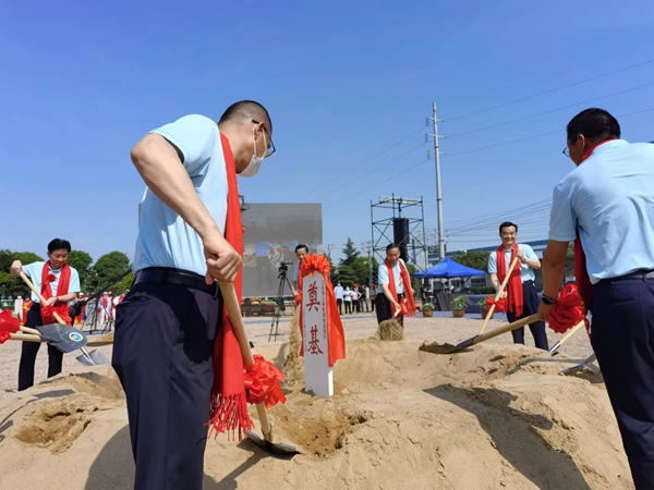 作為今年荷花節(jié)“開場(chǎng)秀”，理士新能源智造園區(qū)項(xiàng)目正式開工。人民網(wǎng) 馬曉波攝