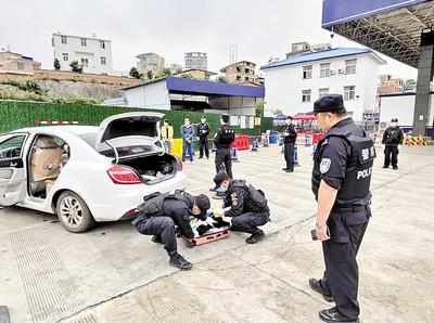 圖為民警對重點車輛是否攜帶毒品進行檢查。省禁毒委供圖