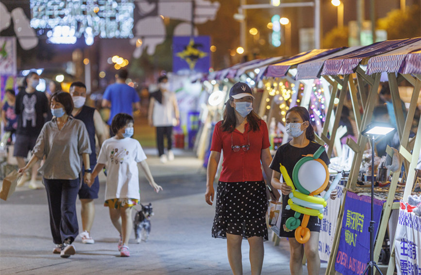 青年無限宇宙潮動市集匯聚眾多文創(chuàng)產(chǎn)品，豐富市民夜生活。王英浩攝