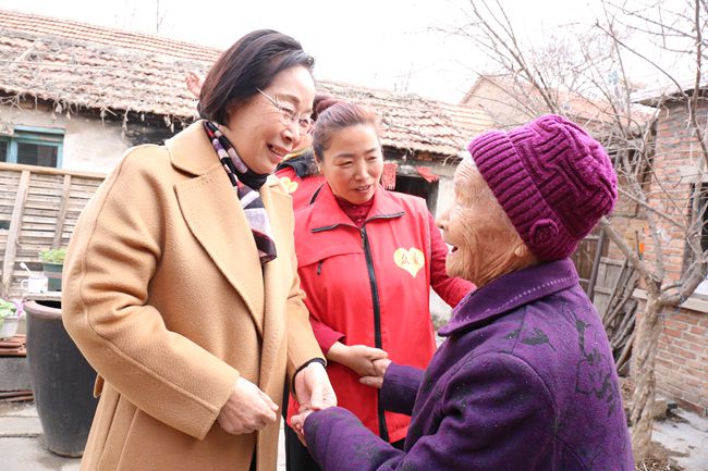 王桂英走訪已幫扶六年的齊陵街道北門(mén)村96歲孤寡老人孟秀英（左一為王桂英）