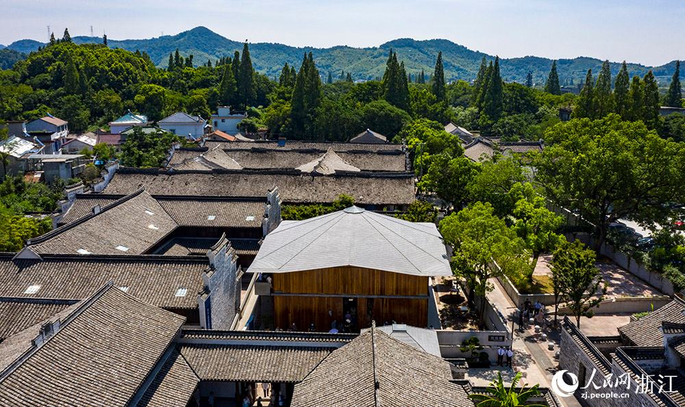 7月23日，空中俯瞰位于寧波市江北區(qū)慈城鎮(zhèn)的抱珠樓。人民網(wǎng) 章勇濤攝