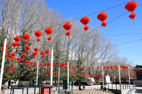 2月10日，古城拉薩宗角祿康公園紅彤彤的燈籠高掛，洋溢著濃郁的節(jié)日喜慶氛圍。