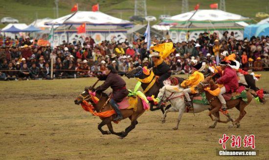 8月4日，四川理塘“八一”賽馬場上演一場精彩的馬術(shù)競技比賽，引來上萬民眾和游客觀賽。 中新社記者 劉忠俊 攝