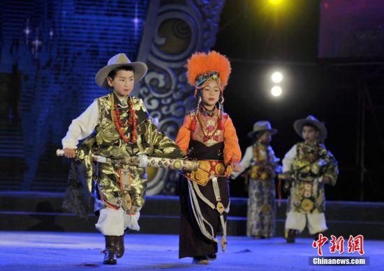 8月3日晚，四川理塘縣一群藏族小帥哥和小美女帶來了一場(chǎng)精彩的藏族服飾秀，小朋友們穿著漂亮的藏裝現(xiàn)場(chǎng)刮起了“最炫民族風(fēng)”，引臺(tái)下觀眾掌聲、喝彩聲不斷。 劉忠俊 攝