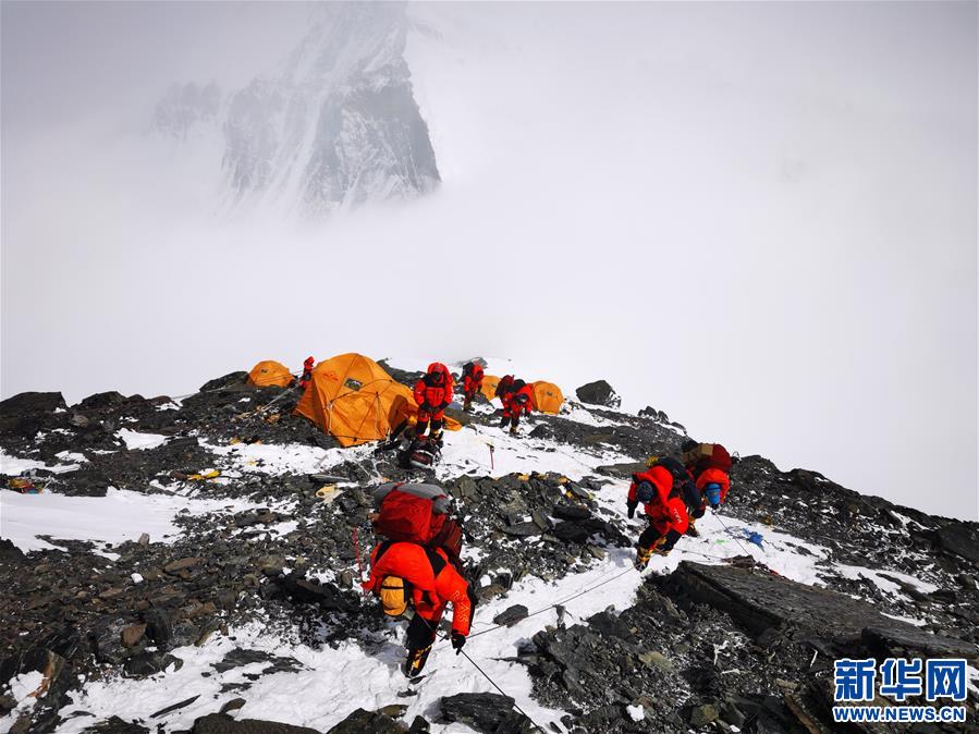 （新華視界）（1）2020珠峰高程測(cè)量登山隊(duì)向海拔8300米進(jìn)發(fā)